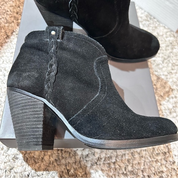 Women's Vince Camuto Black VP Split Suede Ankle Boot with Box Size 7M/37 - Picture 4 of 12
